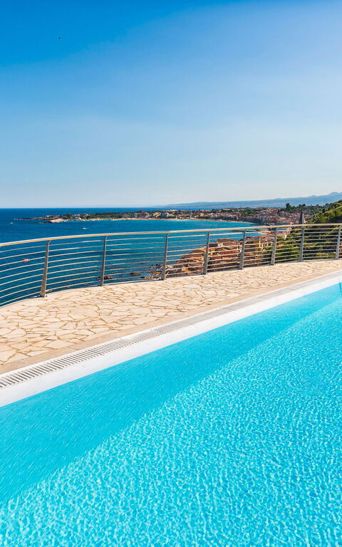 Baya Bella: Buitenkanten, Buitenshuis, Keer bekeken, zwembad