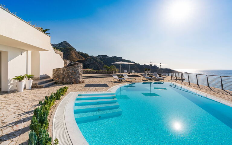 Baya Bella: Buitenkanten, Buitenshuis, Keer bekeken, zwembad