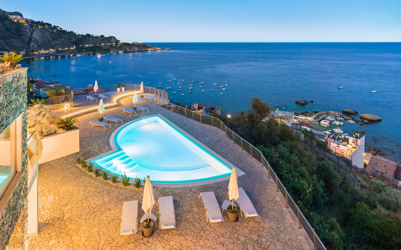 Baya Bella: Buitenkanten, Buitenshuis, Keer bekeken, zwembad