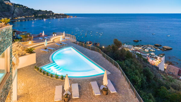 Baya Bella: Buitenkanten, Buitenshuis, Keer bekeken, zwembad