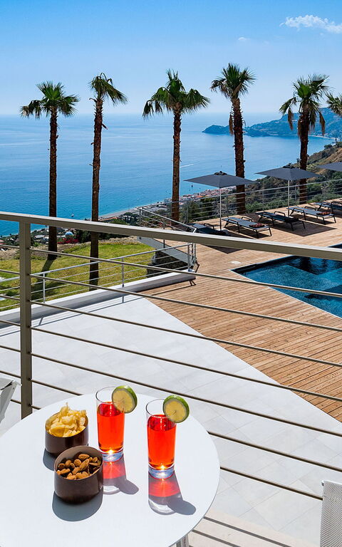 Villa Alexandra: Buitenkanten, Buitenshuis, Eten, Keer bekeken, zwembad