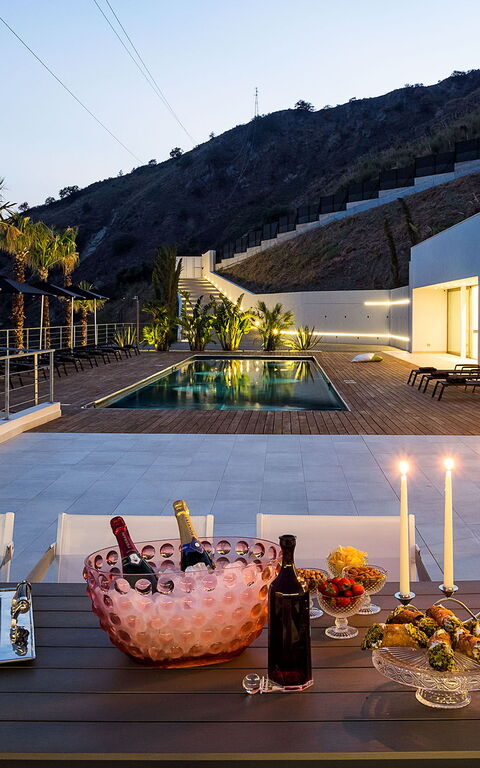 Villa Alexandra: Buitenkanten, Buitenshuis, Eten, Keer bekeken