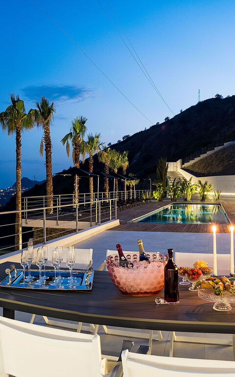 Villa Alexandra: Buitenkanten, Buitenshuis, Eten, Keer bekeken, zwembad