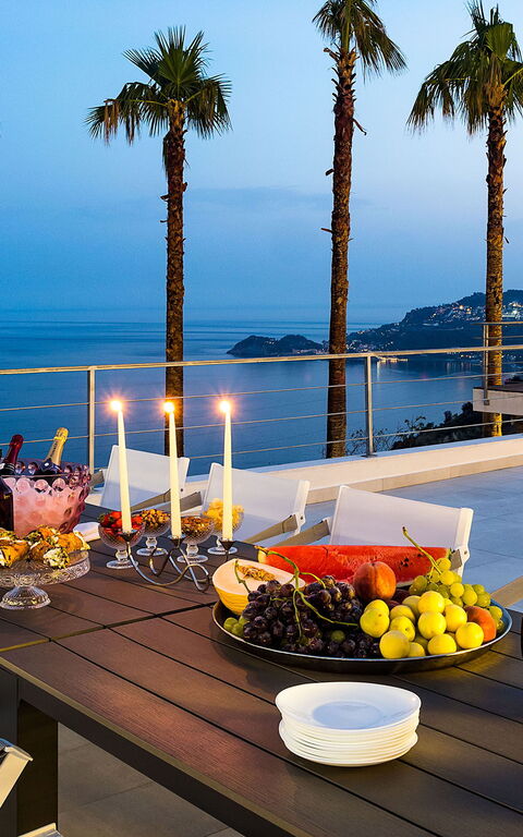 Villa Alexandra: Buitenkanten, Buitenshuis, Eten, Keer bekeken