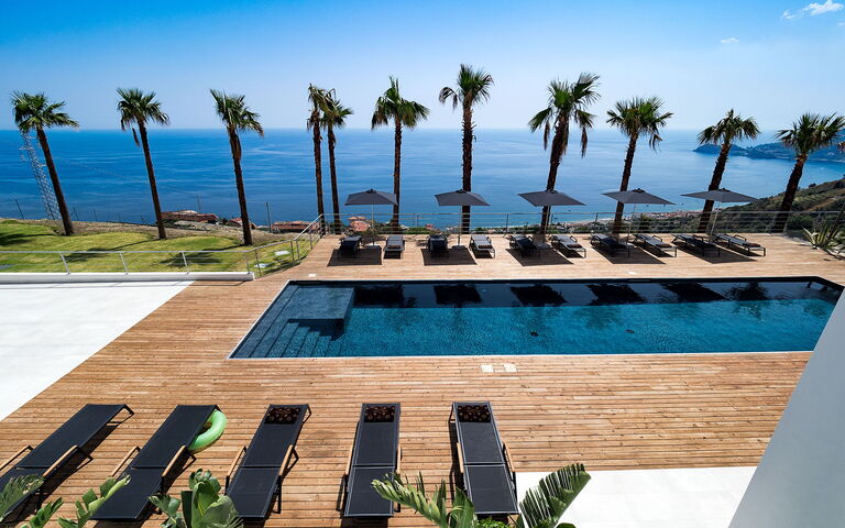 Villa Alexandra: Buitenkanten, Buitenshuis, Keer bekeken, zwembad