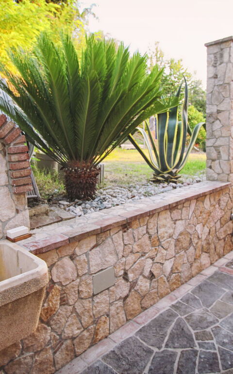 Villa Malu: Buitenkanten, Buitenshuis