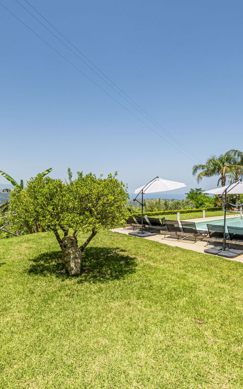 Villa Malu: Buitenkanten, Buitenshuis