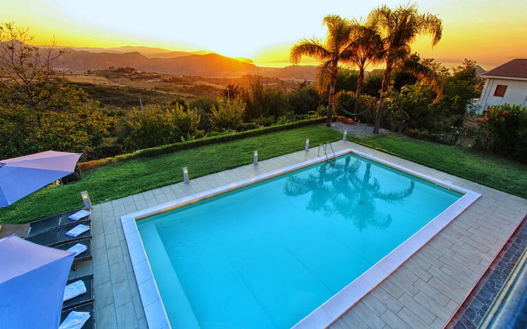 Villa Malu: Buitenkanten, Buitenshuis, Keer bekeken, Tuin, zwembad