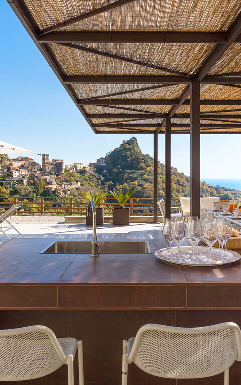 Zagara Bianca: Buitenkanten, Buitenshuis