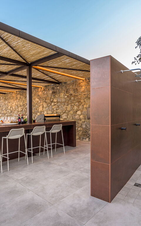 Zagara Bianca: Buitenkanten, Buitenshuis