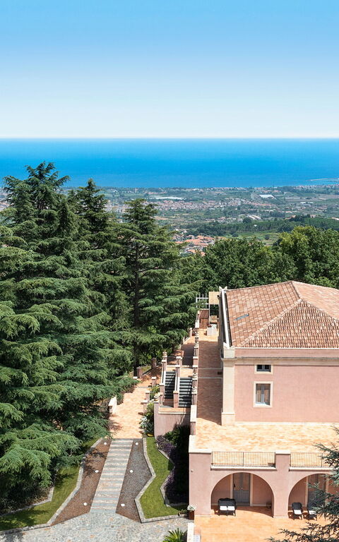 Tenuta Della Contea: Buitenkanten, Buitenshuis