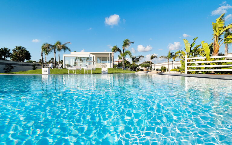 Diantha: Buitenkanten, Buitenshuis, zwembad