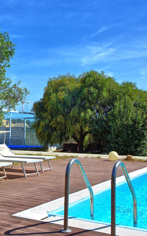 Villa Maraus: Buitenkanten, Buitenshuis