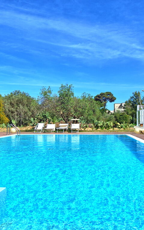 Villa Maraus: Buitenkanten, Buitenshuis