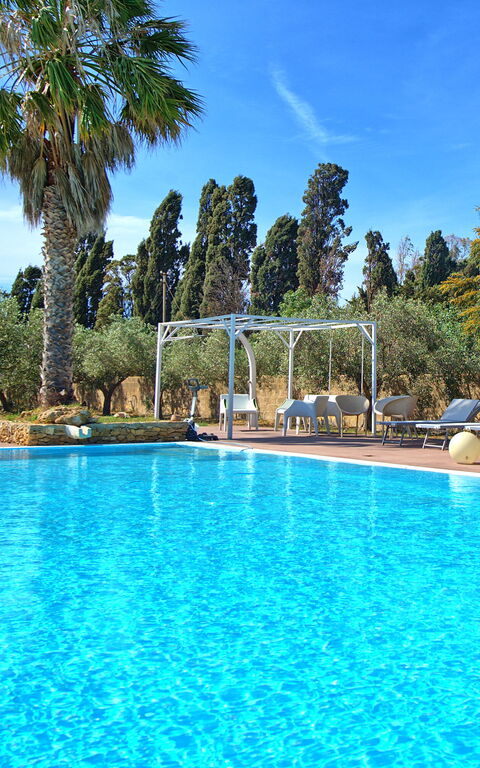 Villa Maraus: Buitenkanten, Buitenshuis