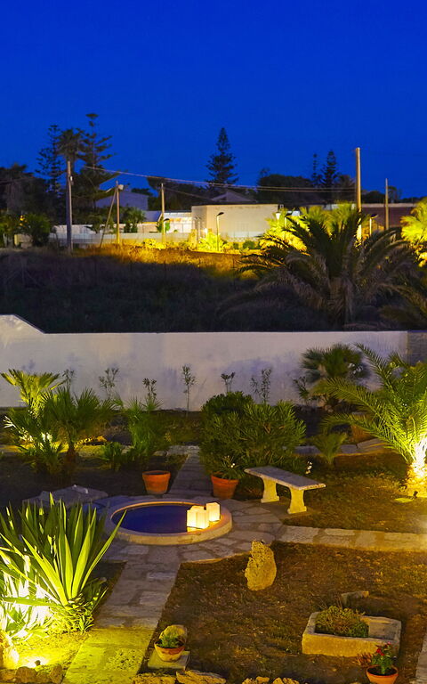 Villa Maraus: Buitenkanten, Buitenshuis, Tuin