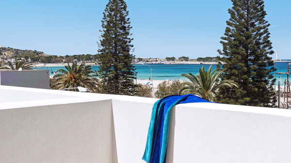 Lisca Bianca: Buitenkanten, Buitenshuis