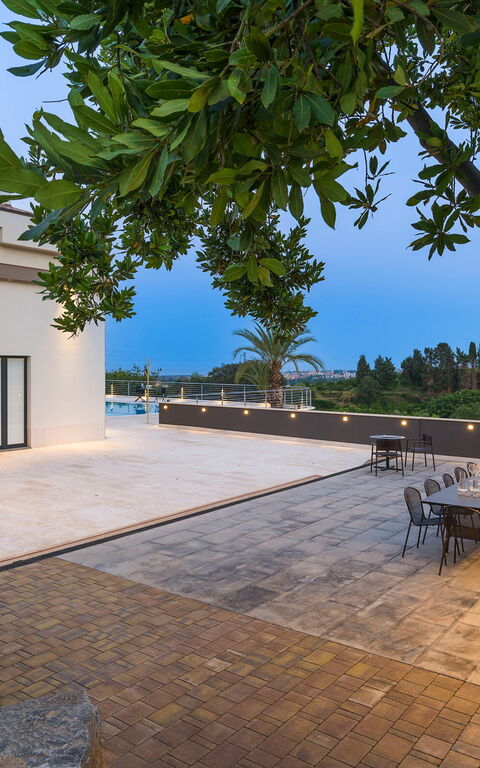 Villa Gianos: Buitenkanten, Buitenshuis