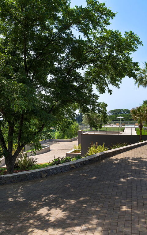 Villa Gianos: Buitenkanten, Buitenshuis, Hoofdingang