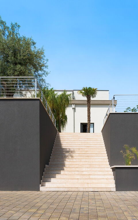 Villa Gianos: Buitenkanten, Buitenshuis