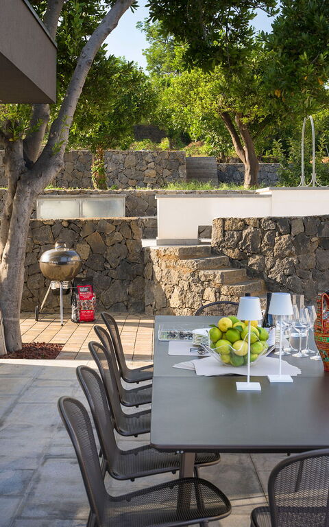 Villa Gianos: Buitenkanten, Buitenshuis