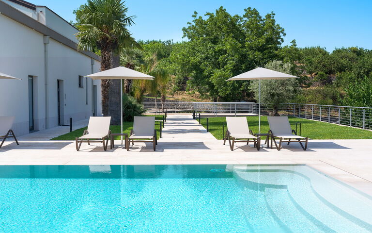 Villa Gianos: Buitenkanten, Buitenshuis, zwembad