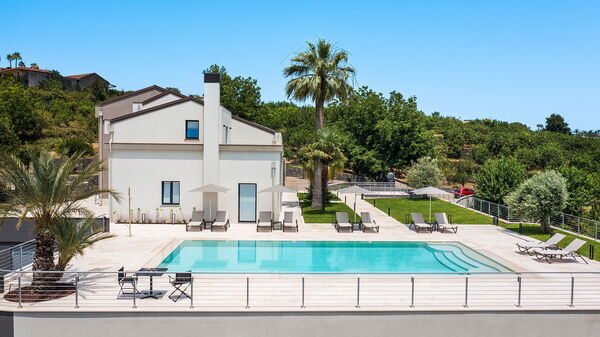 Villa Gianos: Buitenkanten, Buitenshuis, zwembad