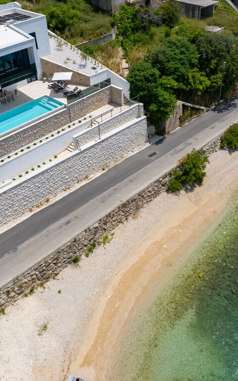 Villa Loma: Buitenkanten, Keer bekeken, zwembad