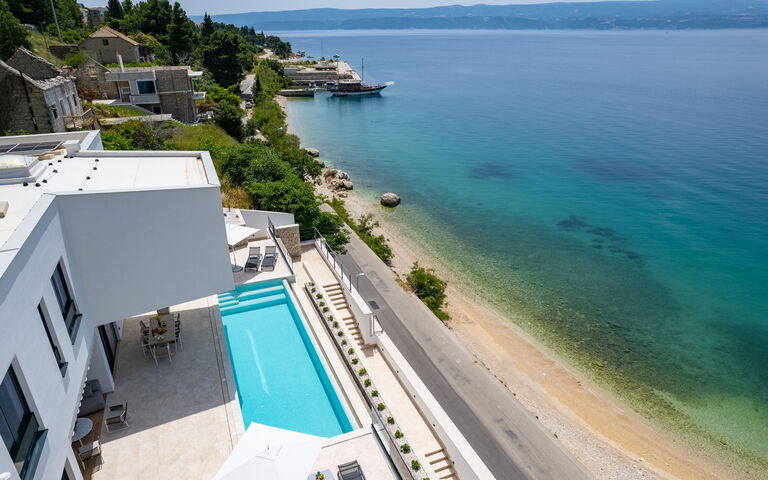 Villa Loma: Buitenkanten, Keer bekeken, zwembad