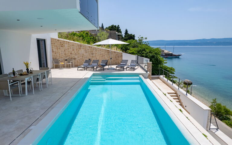 Villa Loma: Balkon / terras / patio, Buitenshuis, zwembad