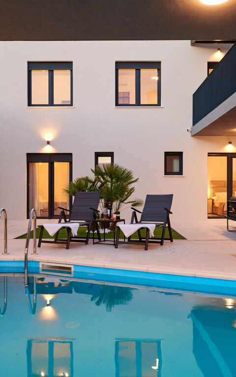 Villa Stella: Buitenshuis, zwembad