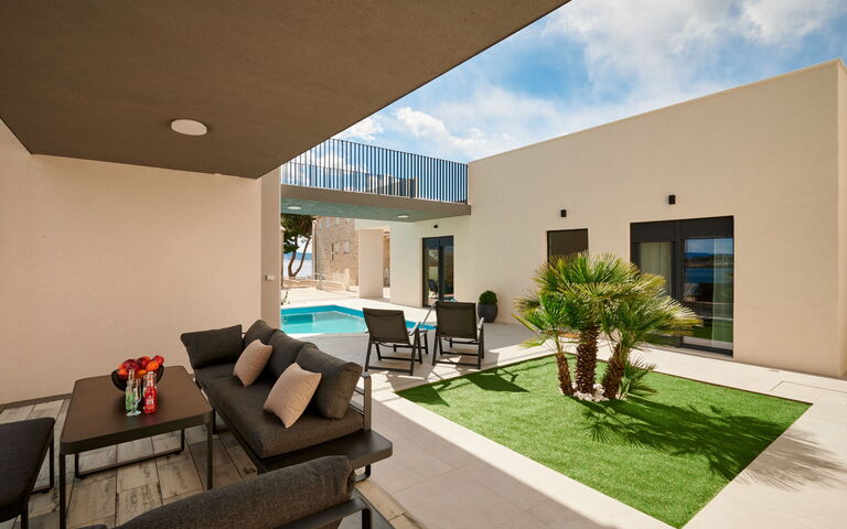 Villa Stella: Buitenshuis, zwembad