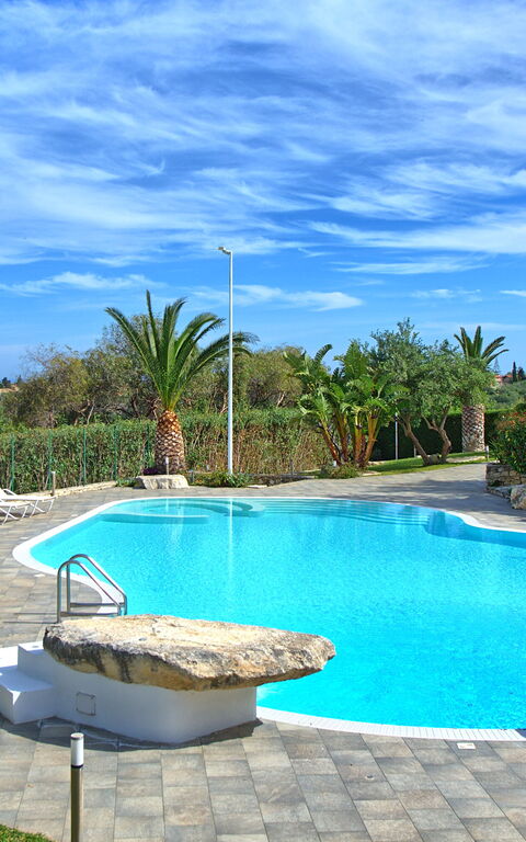 Villa Demetra: Buitenkanten, Buitenshuis, zwembad