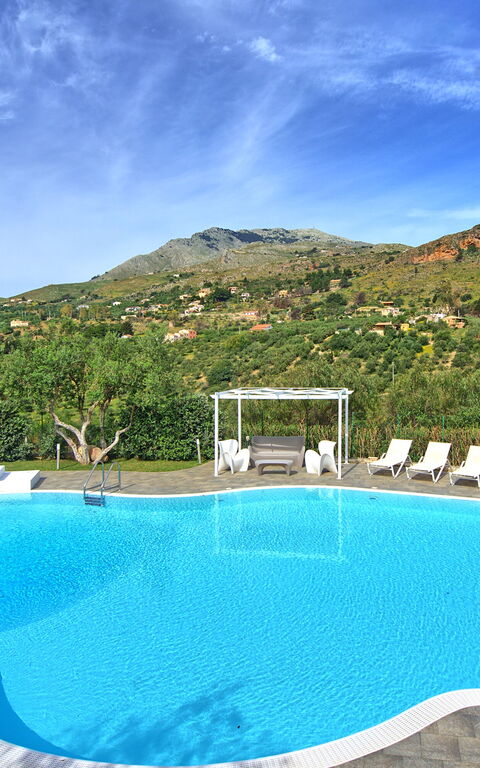 Villa Demetra: Buitenkanten, Buitenshuis, zwembad