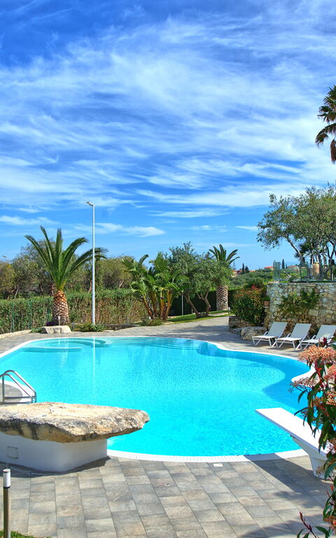 Villa Demetra: Buitenkanten, Buitenshuis, zwembad