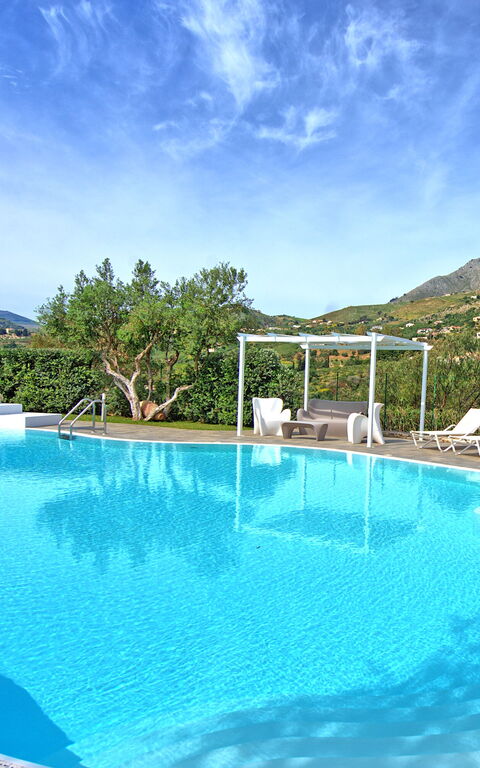 Villa Demetra: Buitenkanten, Buitenshuis, zwembad