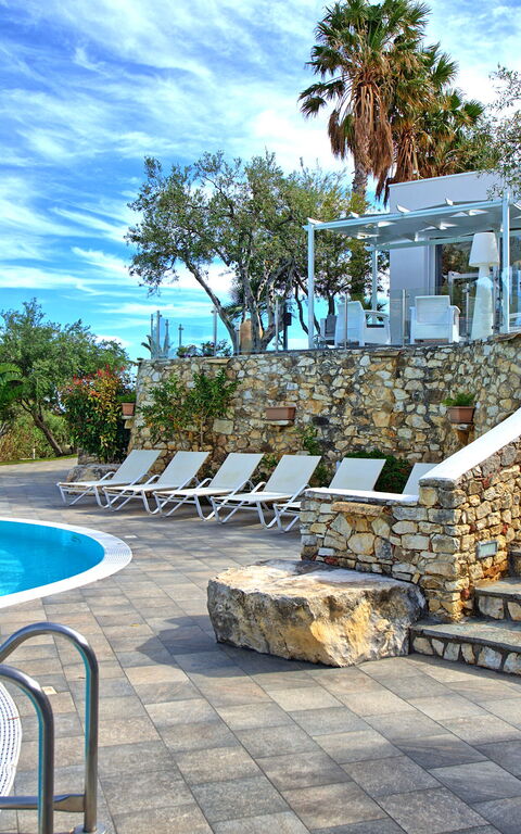 Villa Demetra: Buitenkanten, Buitenshuis, zwembad