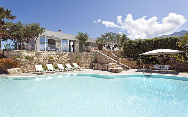 Villa Demetra: Buitenkanten, Buitenshuis, zwembad