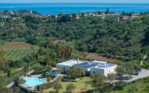 Villa Demetra: Keer bekeken, Tuin, zwembad