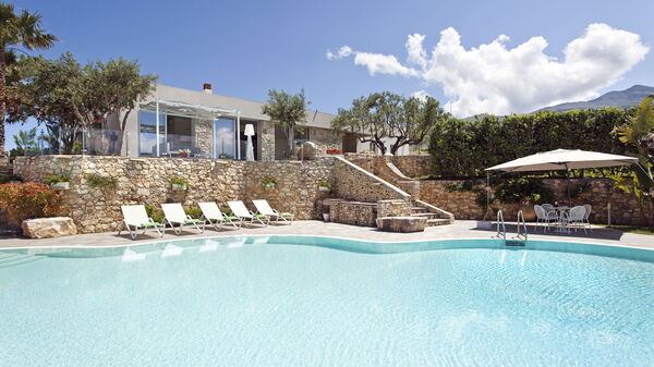 Villa Demetra: Buitenkanten, Buitenshuis, zwembad