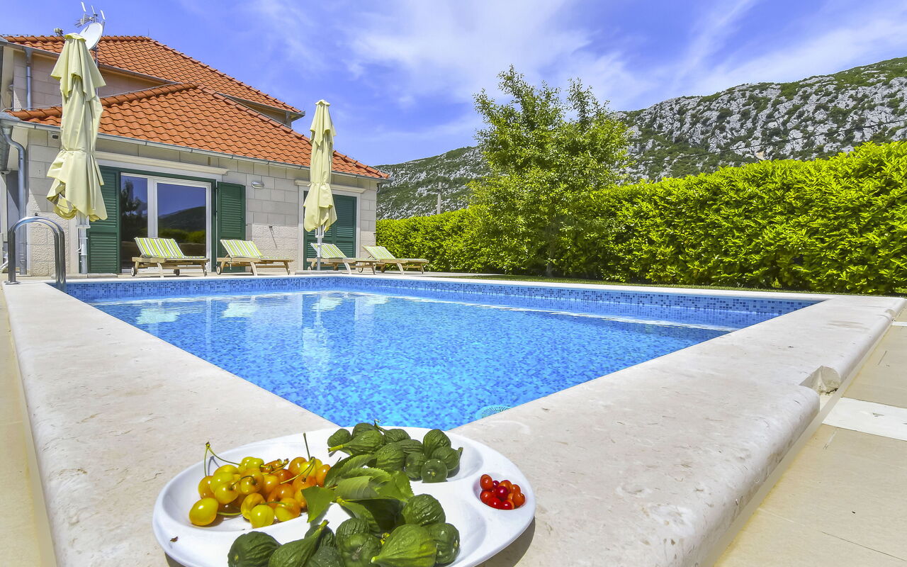 Villa Zupa: Balkon / terras / patio, Buitenshuis, zwembad