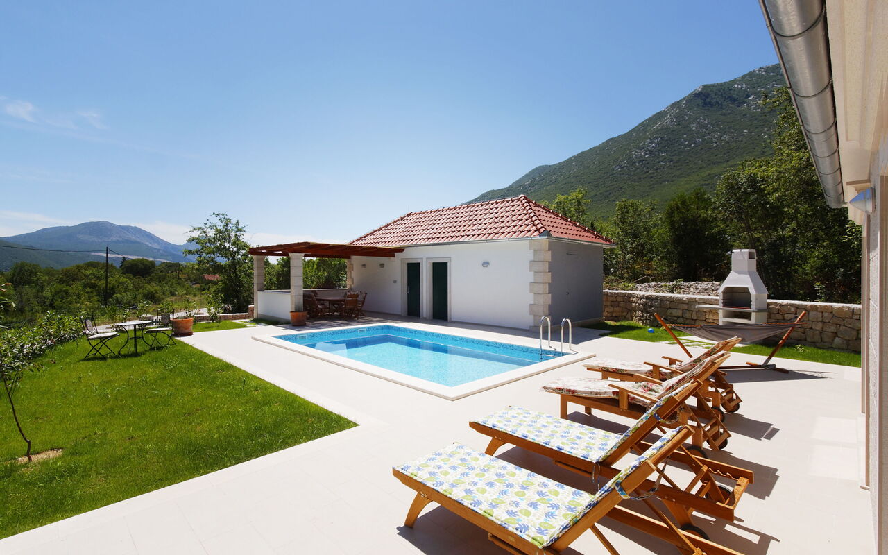 Villa Zupa: Balkon / terras / patio, Buitenshuis, Tuin, zwembad