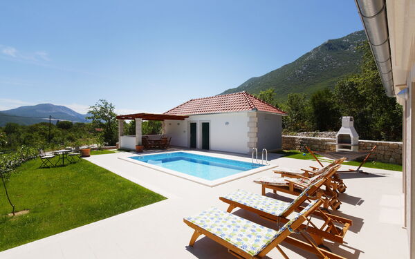 Villa Zupa: Balkon / terras / patio, Buitenshuis, Tuin, zwembad