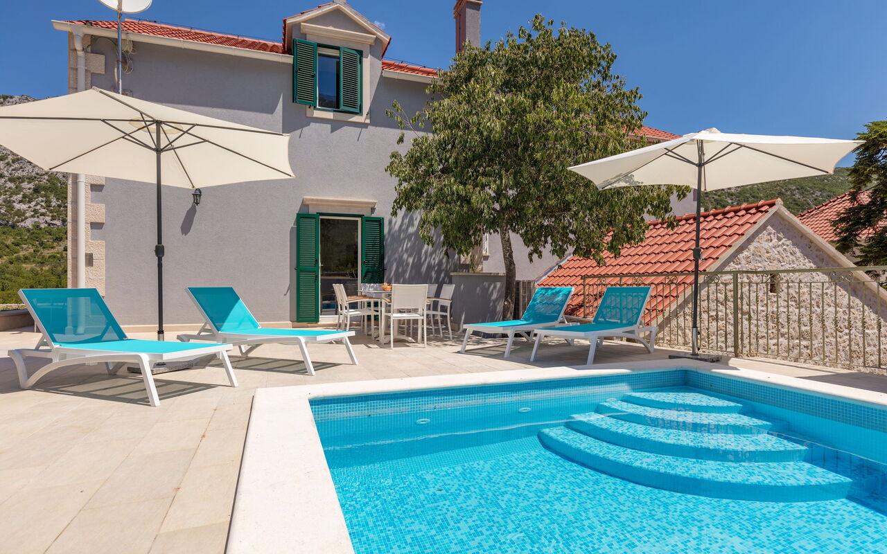 Villa Roglic: Buitenshuis, zwembad