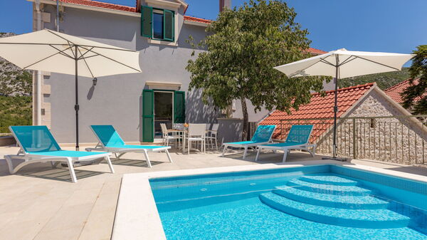 Villa Roglic: Buitenshuis, zwembad