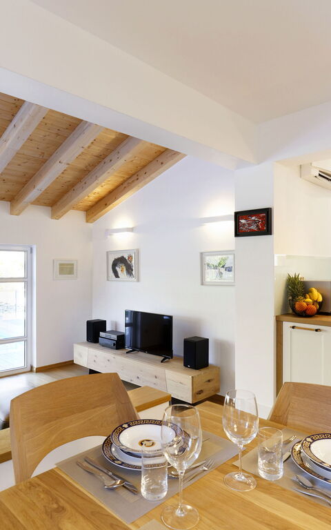 Villa Jure: Keuken, Lunchroom, Woonkamer