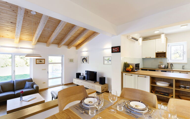 Villa Jure: Keuken, Lunchroom, Woonkamer