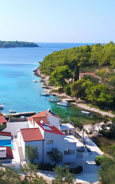 Villa Emerald: Buitenkanten, Keer bekeken