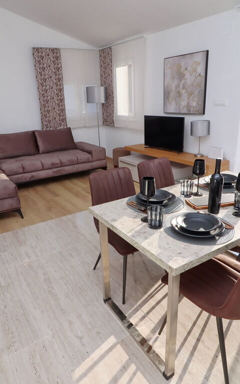 Villa Emerald: Balkon / terras / patio, Lunchroom, Woonkamer