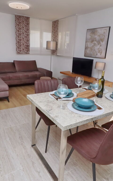 Villa Emerald: Balkon / terras / patio, Lunchroom, Woonkamer